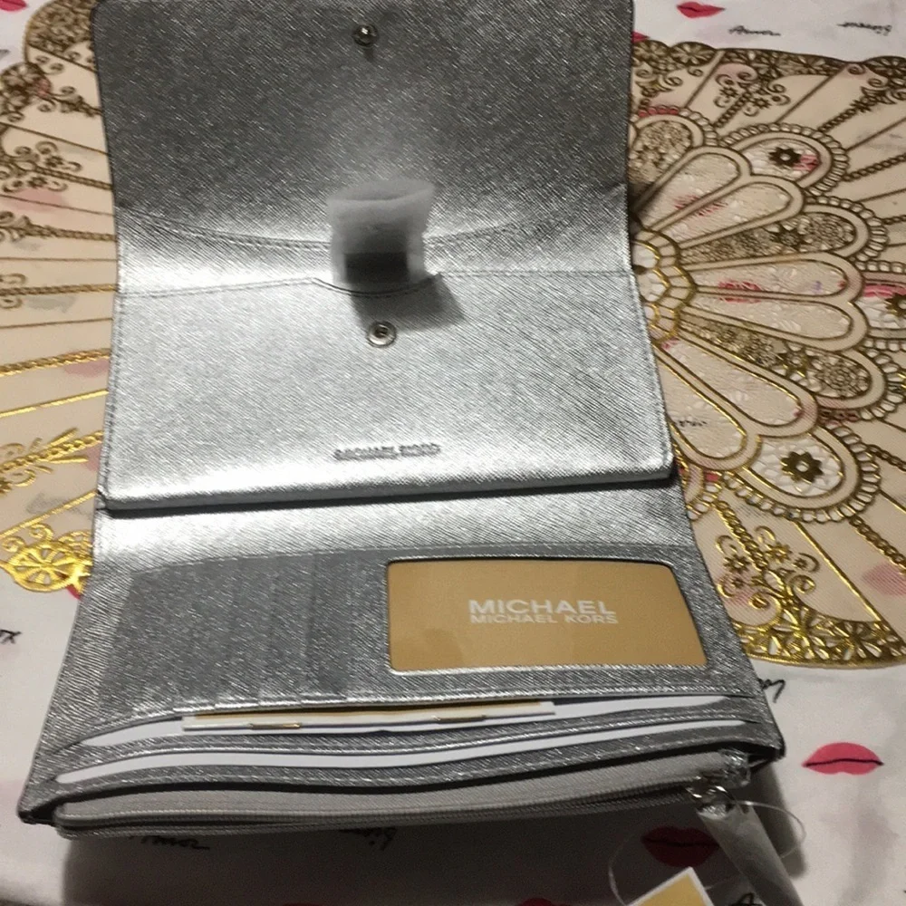 NWT 🔥Brandnew Michael Kors medium multifunction